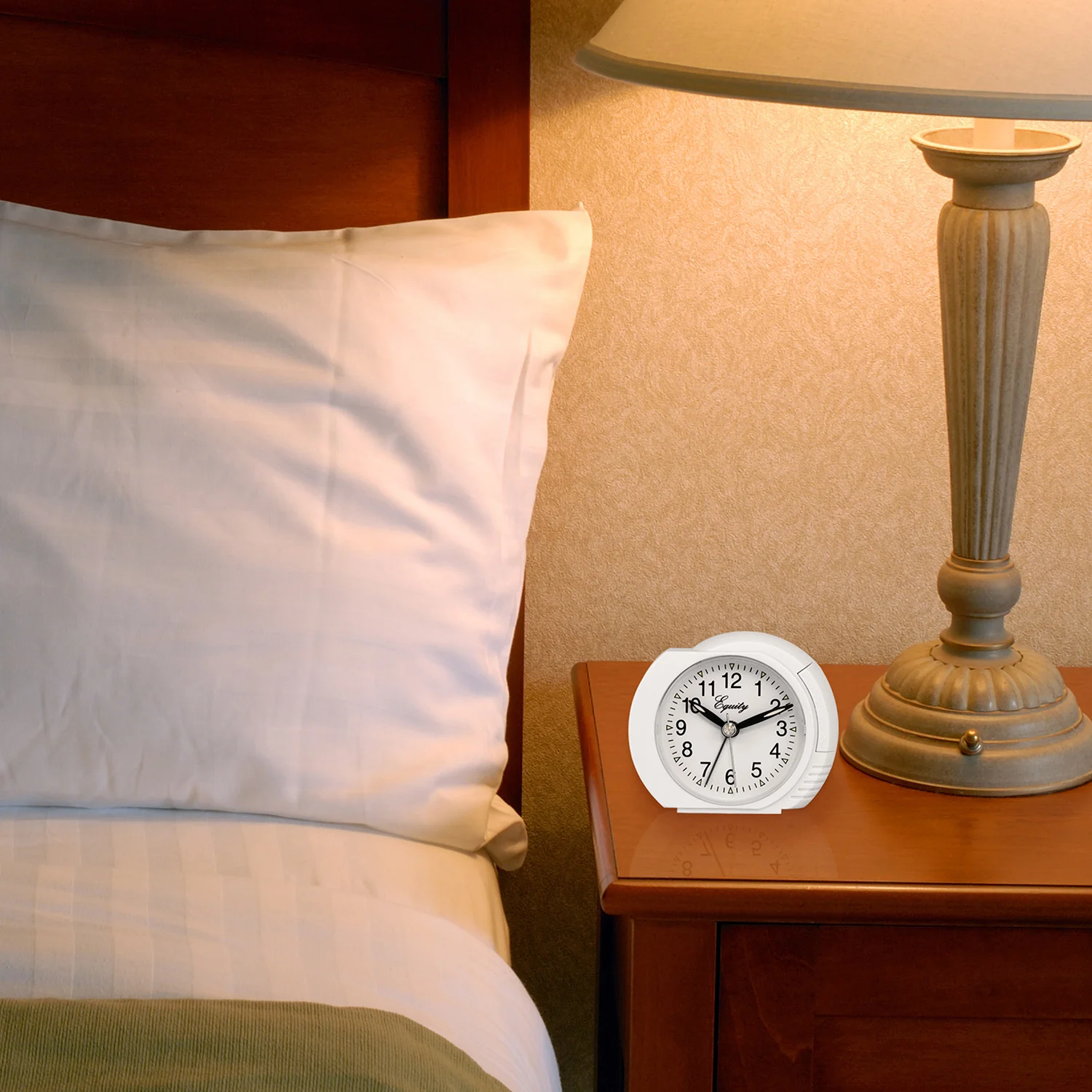 Quartz Analog Alarm Clock - Image 3