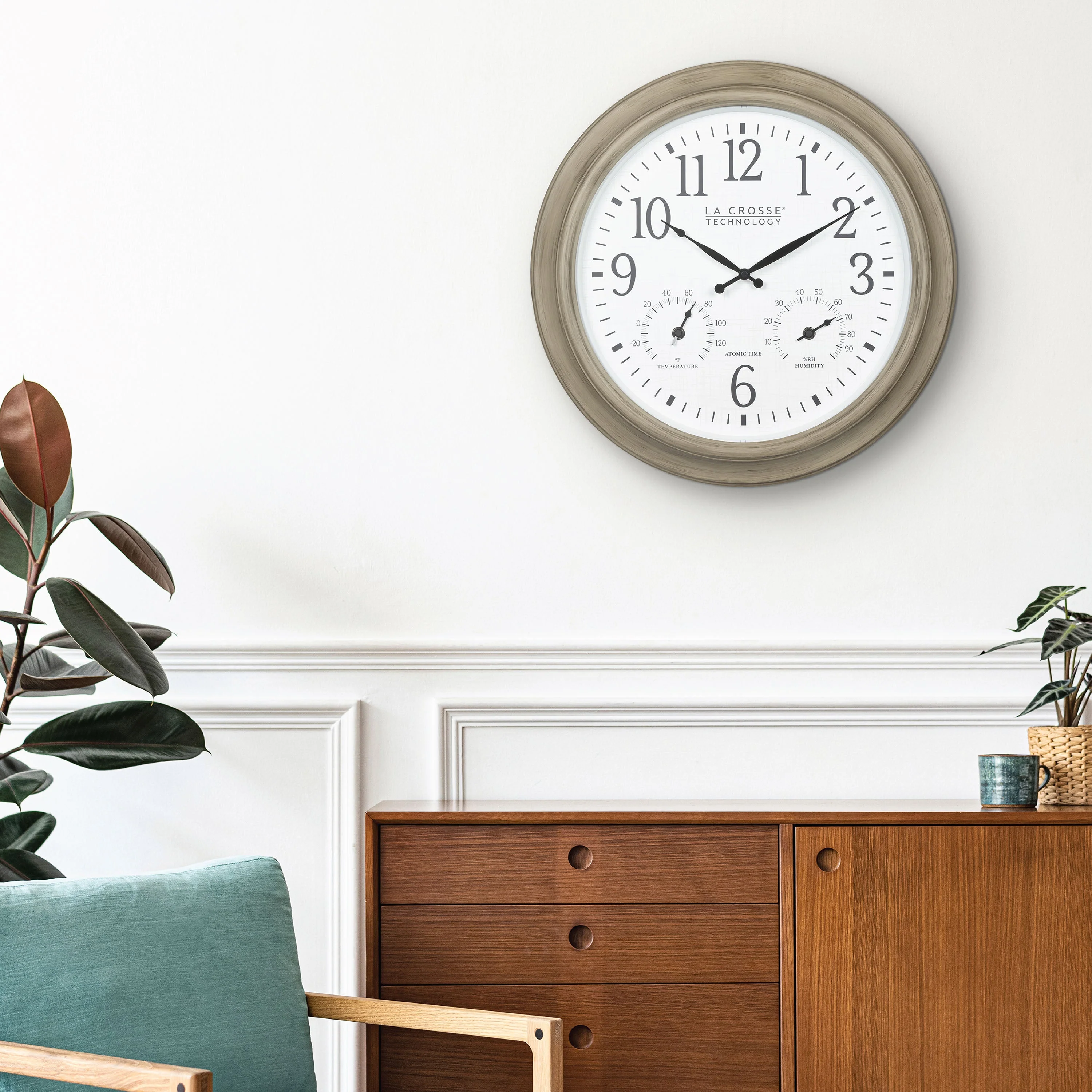 404-18027 18-inch Indoor/Outdoor Atomic Wall Clock - Image 4