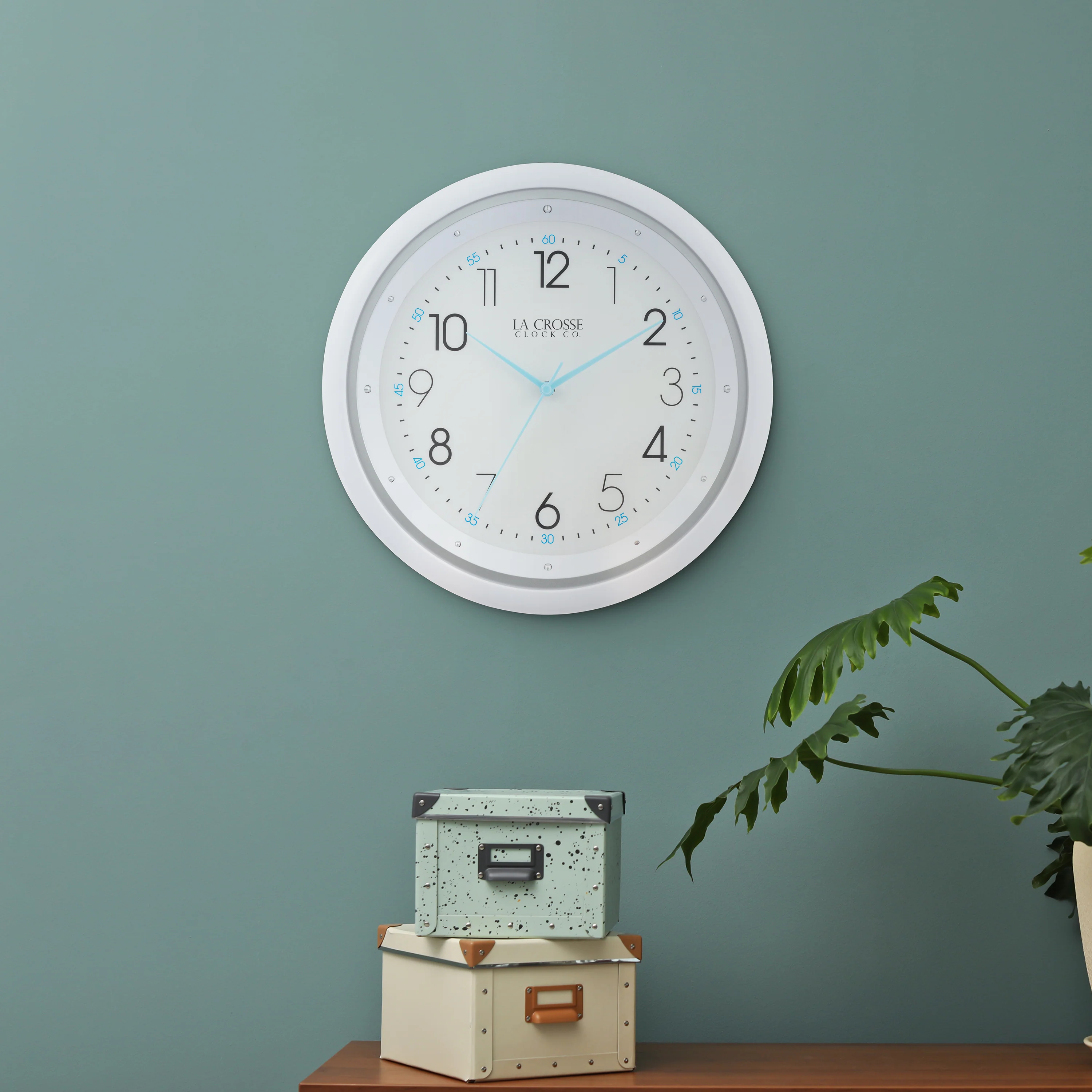 404-4525 10-inch Wall Clock with Night Vision - Image 2