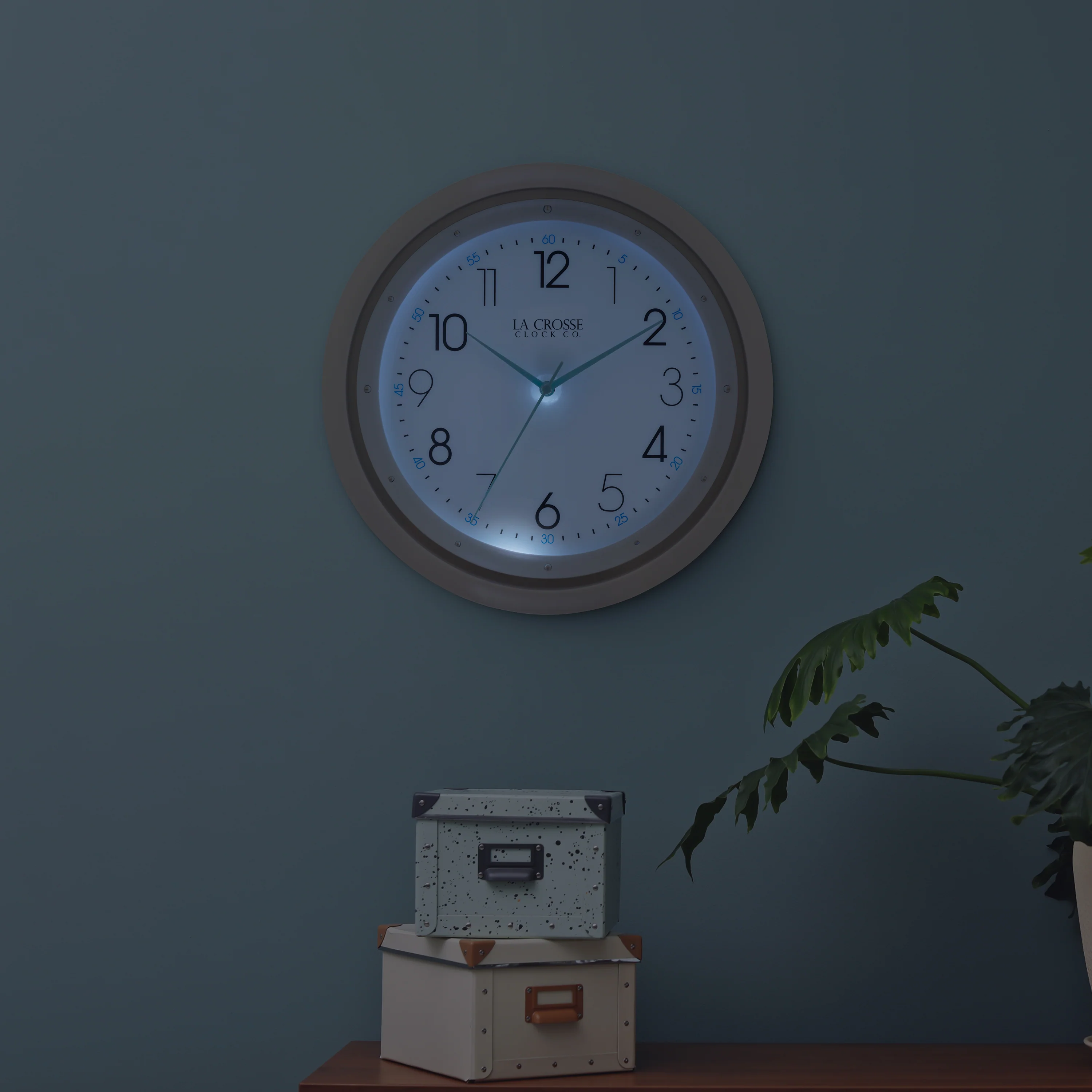 404-4525 10-inch Wall Clock with Night Vision - Image 3