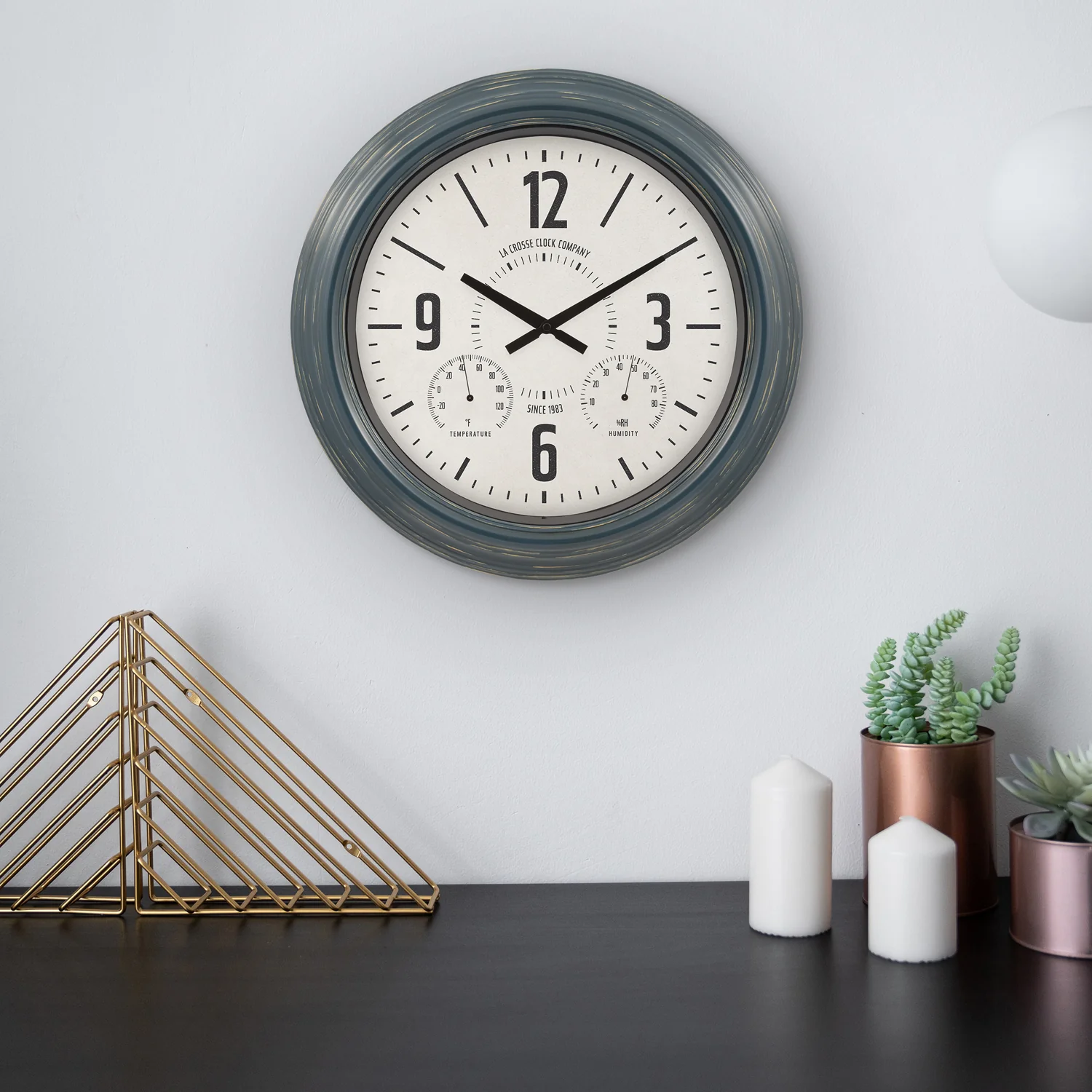 433-3828 18-inch Hamilton Indoor/Outdoor Metal Wall Clock - Image 3