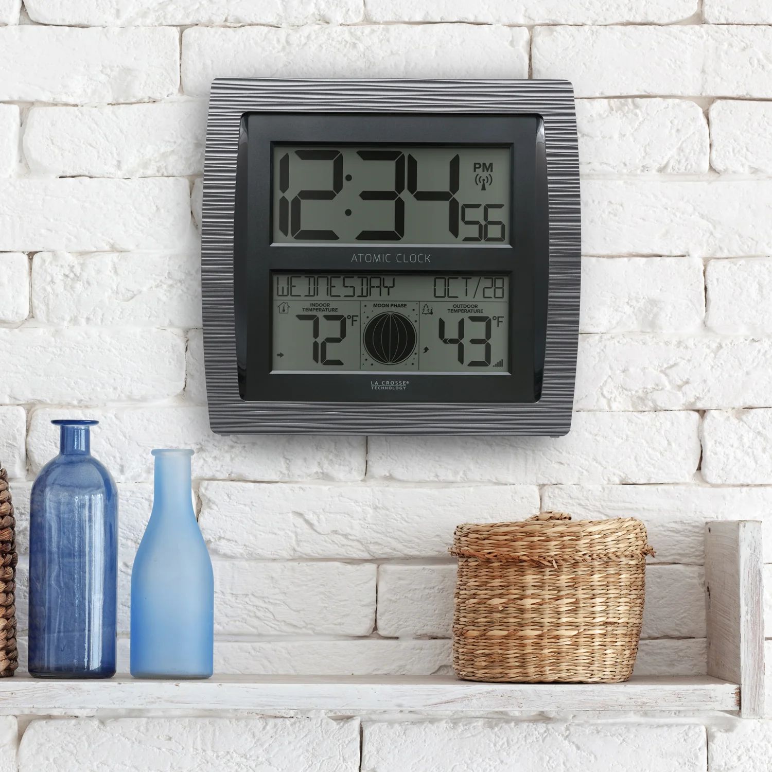 BBB86118V3 Curved Atomic Wall Clock with Indoor/Outdoor Temperature and Moon Phase - Image 5