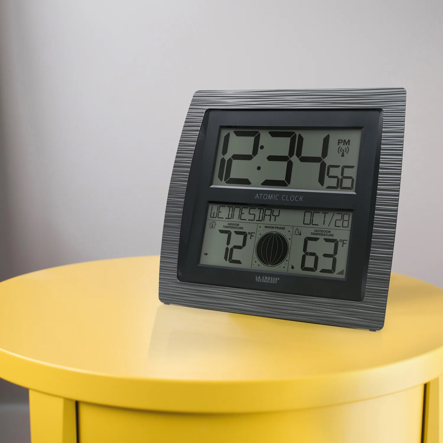 BBB86118V3 Curved Atomic Wall Clock with Indoor/Outdoor Temperature and Moon Phase - Image 6